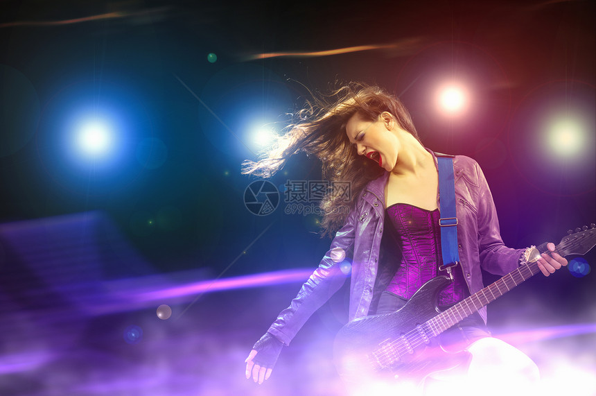 黑翅膀的摇滚激情女孩低音头发女士摇杆女性驾驶音乐家吉他黑色荣耀图片
