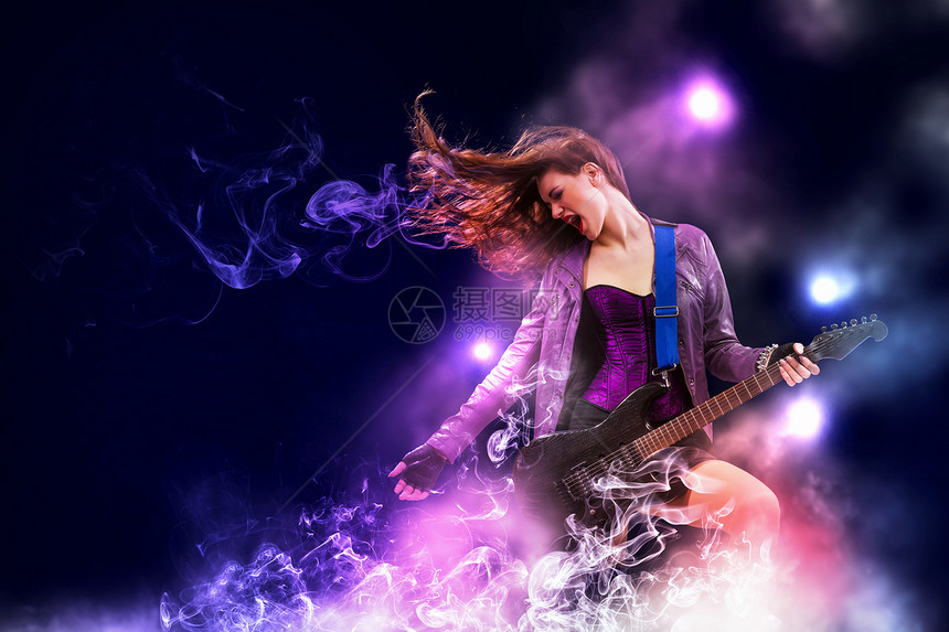 黑翅膀的摇滚激情女孩星星音乐热情乐器裂缝音乐家展示头发白色女士图片