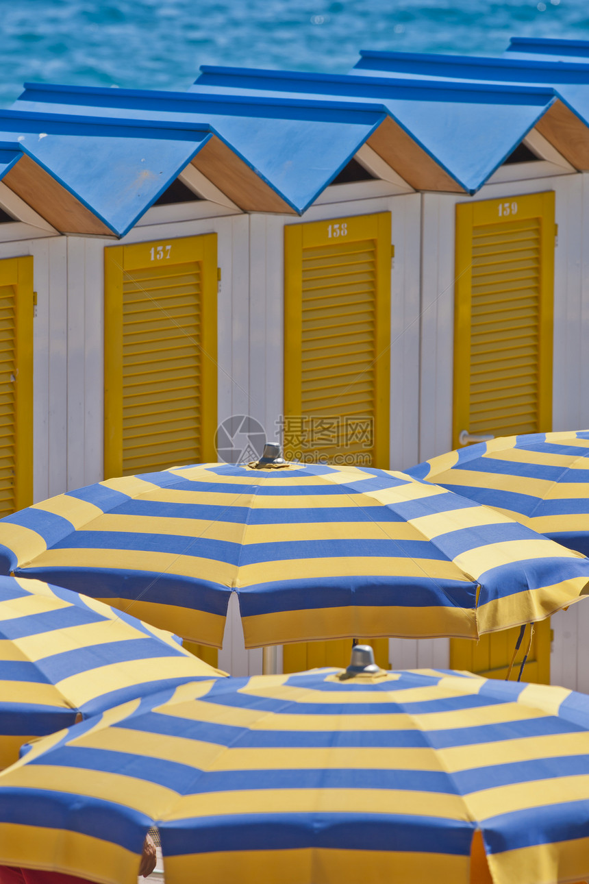 卡瓦纳斯和海滩保护伞季节性橙子阳伞小屋海岸旅游沐浴更衣室蓝色黄色图片