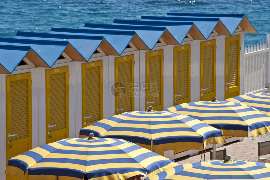 卡瓦纳斯和海滩保护伞小屋季节性阳伞蓝色旅游黄色沐浴海岸橙子更衣室图片