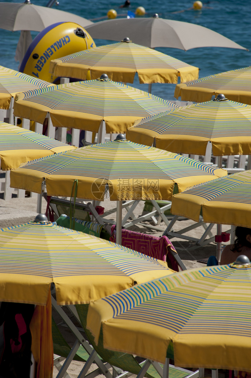 卡瓦纳斯和海滩保护伞更衣室沐浴橙子海岸季节性阳伞蓝色旅游黄色小屋图片