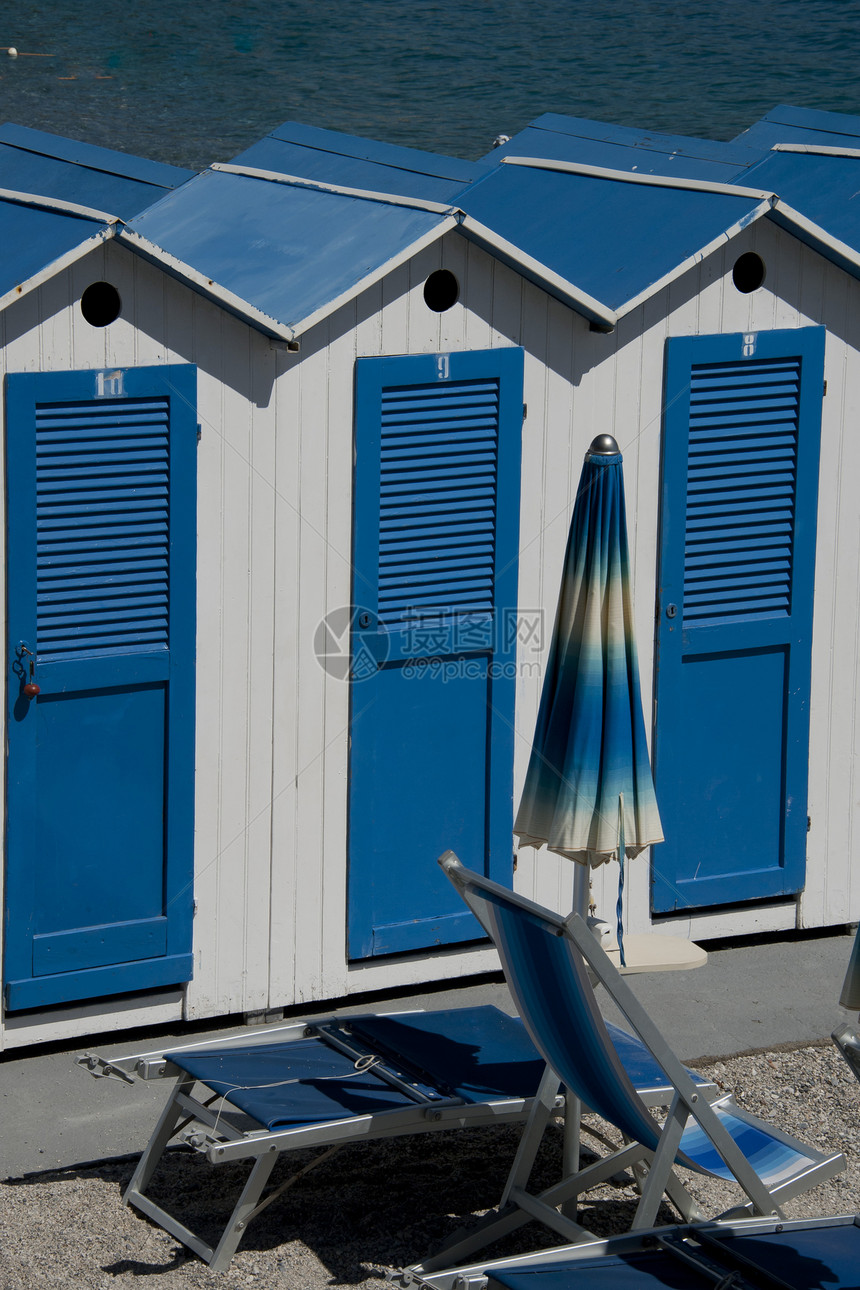 卡瓦纳斯和海滩保护伞白色小屋双色海岸阳伞旅游季节性更衣室蓝色图片
