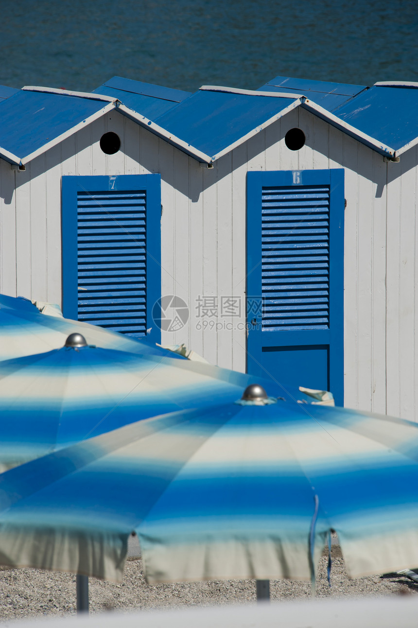 卡瓦纳斯和海滩保护伞海岸更衣室白色小屋季节性旅游阳伞蓝色双色图片