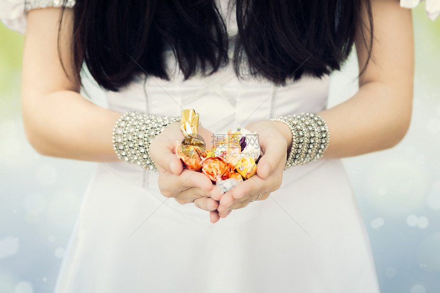 女孩手握糖果诡计新娘诱惑手镯传统甜点庆典样本珠宝女士图片
