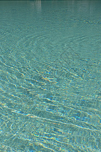 游泳池中的Teal蓝水蓝绿色闲暇绿色反射火花水池背景图片