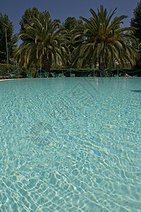 游泳池中的Teal蓝水绿色水池蓝绿色火花闲暇反射背景图片