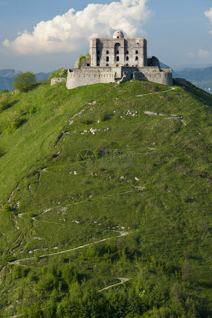 热诺瓦山上的历史遗产钻石建筑历史性绿色爬坡堡垒建筑学城堡图片