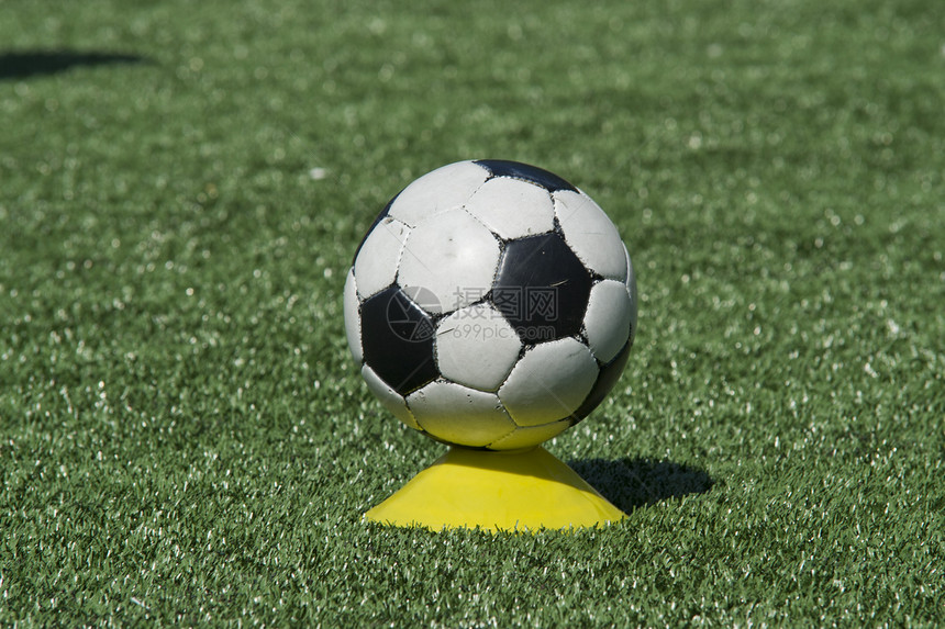 足球球在草地上球类运动图片