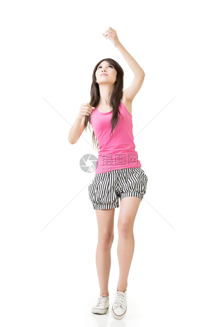 年轻的亚洲女人拉着假想的绳子女性短裤女孩微笑工作室斗争粉色衣服头发白色图片