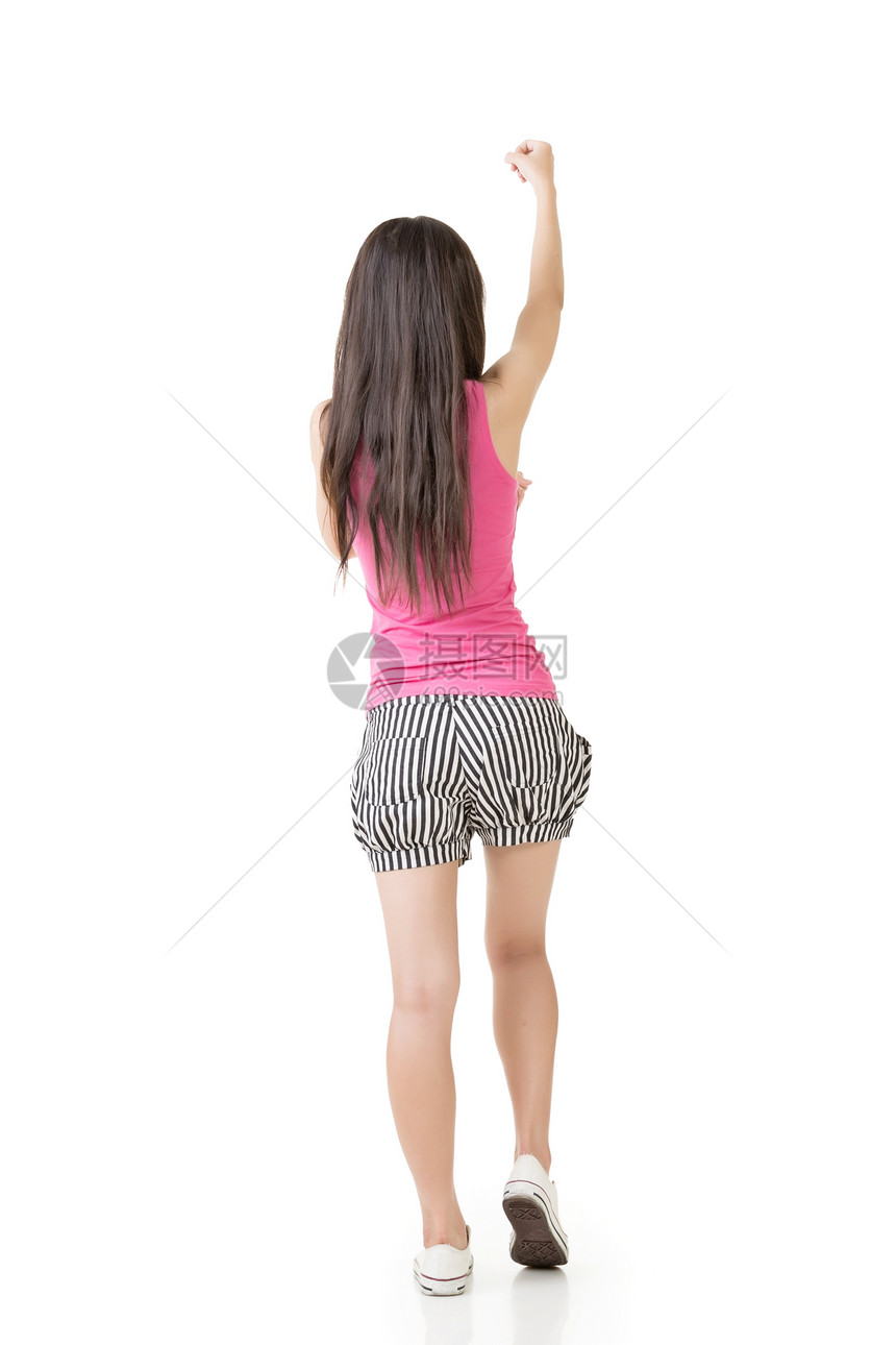 年轻的亚洲女人拉着假想的绳子头发绳索工作室女性粉色单线女士白色力量短裤图片