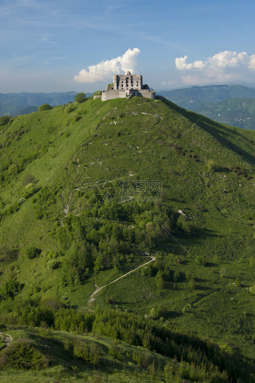 热诺瓦山上的城堡历史性爬坡堡垒遗产绿色建筑学钻石历史建筑图片
