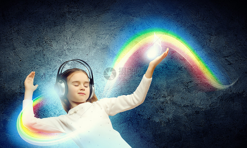 使用耳机的小女孩旋律童年享受孩子黑发音乐青年喜悦立体声彩虹图片
