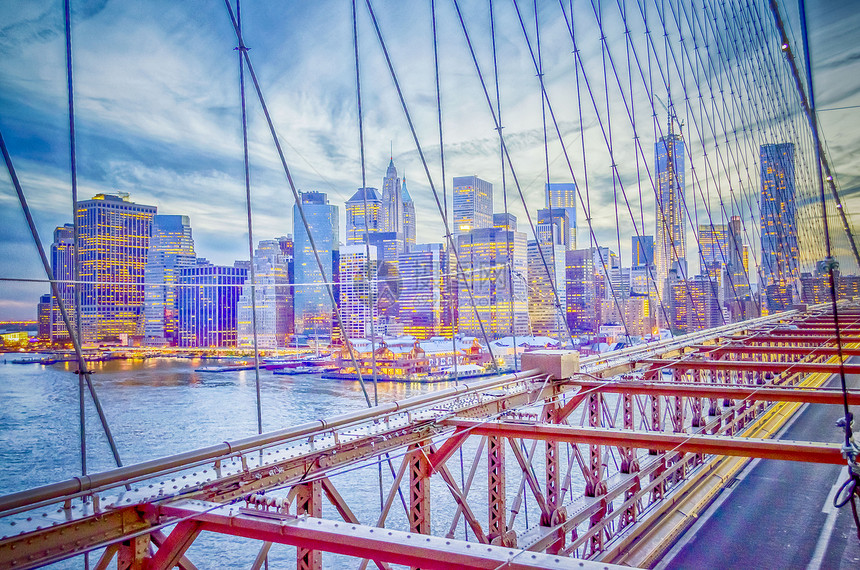 来自布鲁克林桥的曼哈顿视图全景公寓景观天际港口支撑建筑物城市摩天大楼蓝色图片