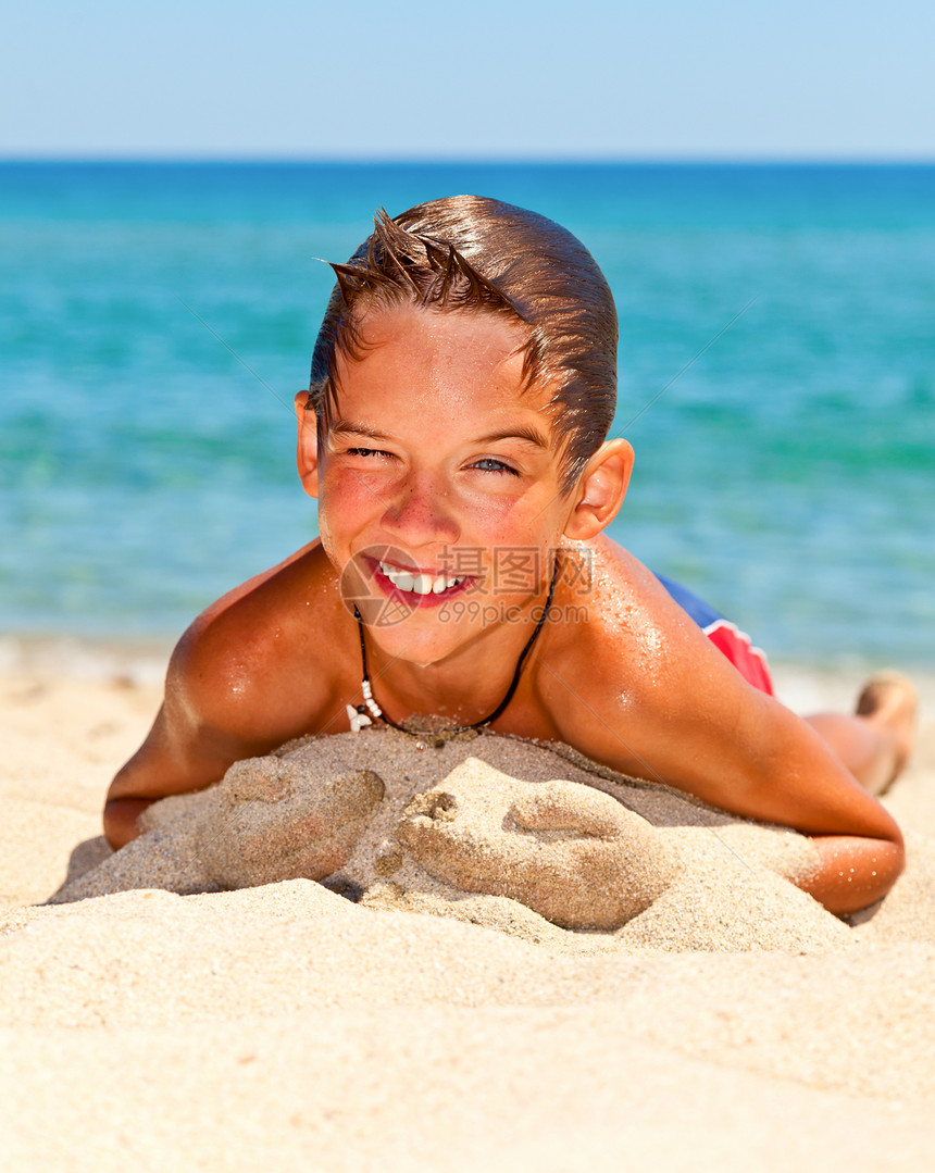 男孩在海滩上孩子童年喜悦假期阳光娱乐闲暇乐趣棕褐色男生图片