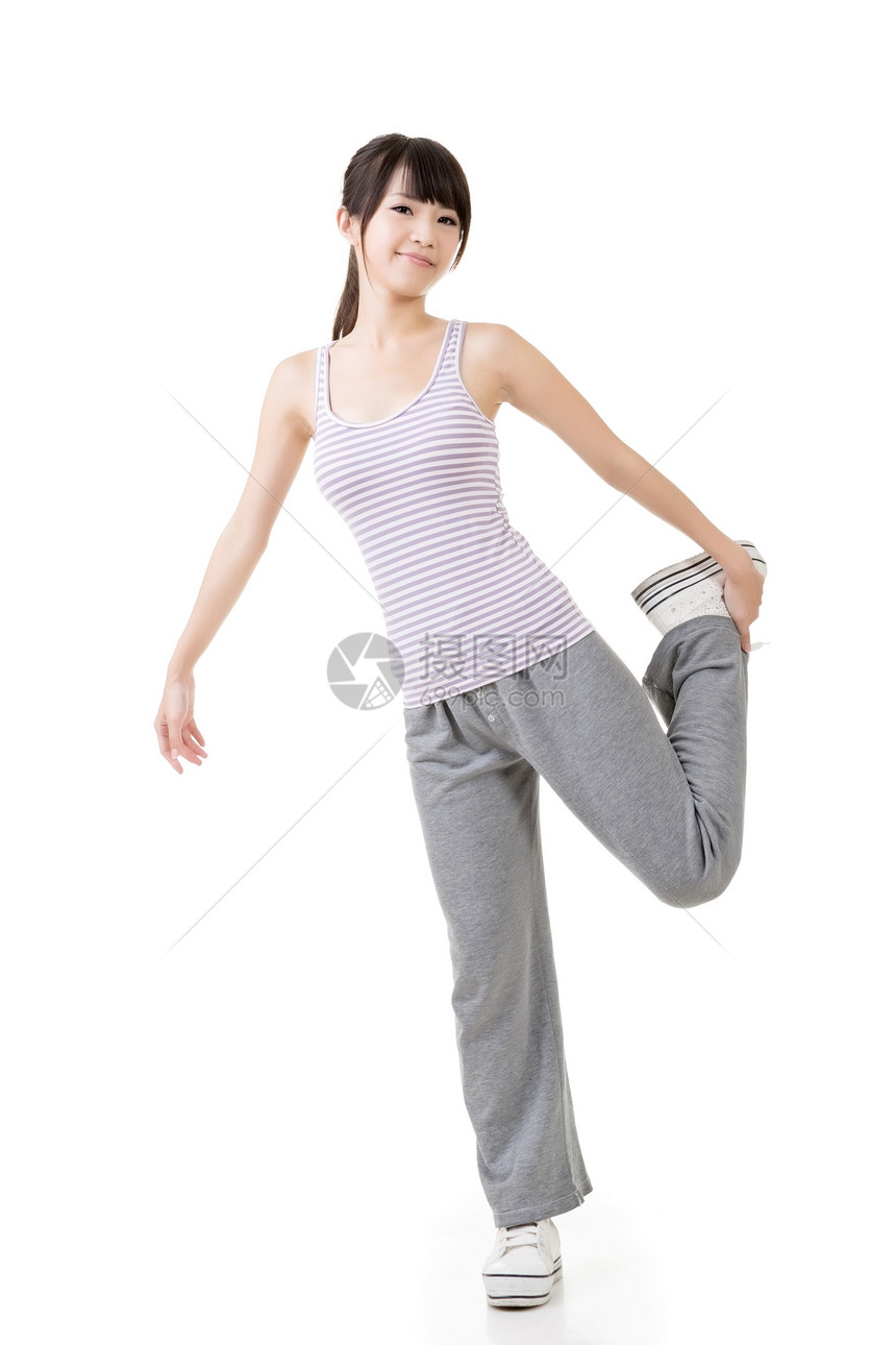 体格适合的年幼女孩进行伸展锻炼火车快乐活力微笑身体姿势闲暇运动装白色女性图片