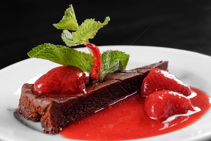 巧克力蛋糕加草莓和辣椒糕点奶油美食桌子派对奢华食物小吃餐厅环境图片