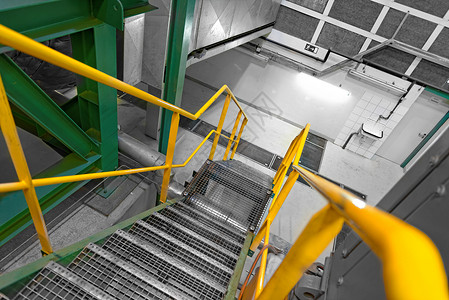 黄色的楼梯扶手防锈的高清图片