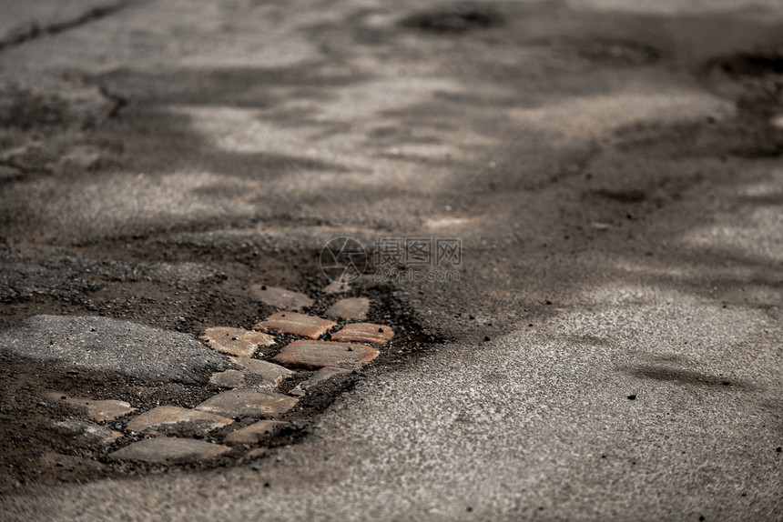 车道损坏 有很多裂缝运输损害城市地面经济危险路面黑色街道基础设施图片