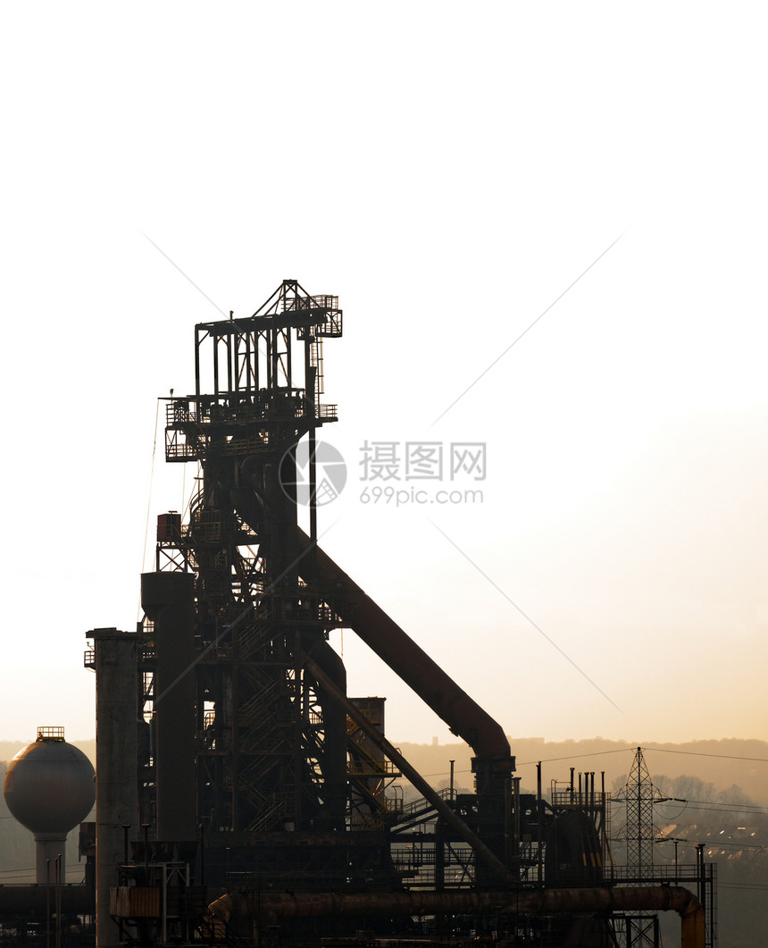 具有工业建筑的风景车站管道薄雾工厂力量技术烟囱天空化学品煤炭图片