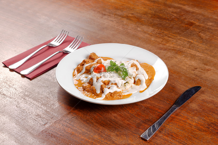 餐桌上的美味炖肉胡椒食物蔬菜肉汁羊肉小路盘子午餐餐厅发射图片