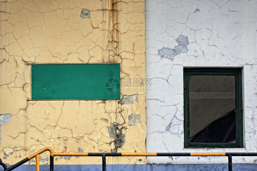 墙上白皮涂料损害建筑玻璃绿色框架房子风化窗户白色墙纸图片