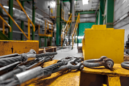 带工具的工业内地力量工程师工人电缆植物工作金属工程黄色背景图片