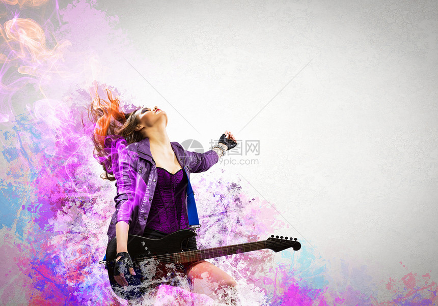 黑翅膀的摇滚激情女孩吉他摇杆驾驶荣耀展示裂缝白色音乐会低音女性图片