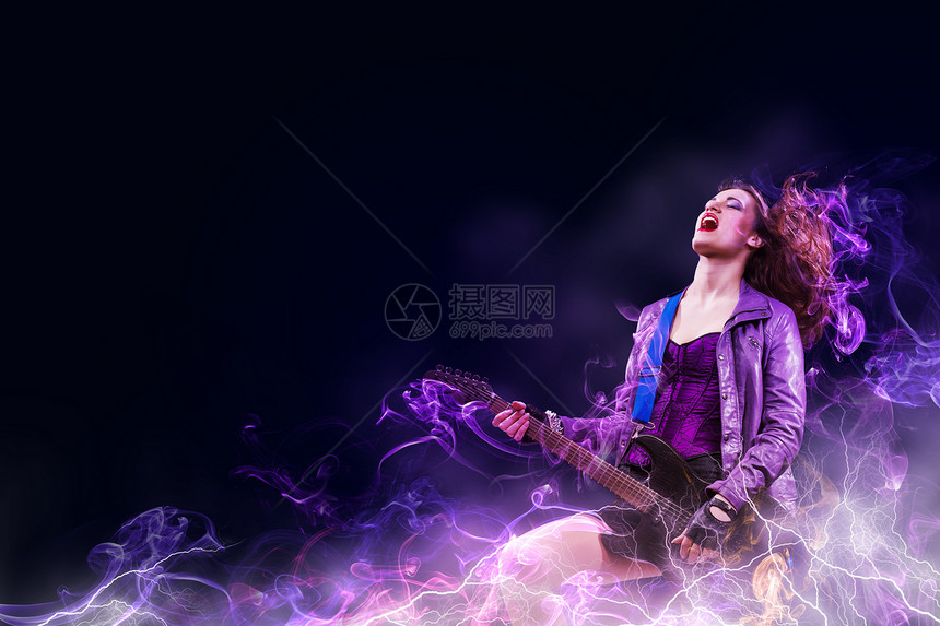 黑翅膀的摇滚激情女孩展示女士低音音乐家音乐乐器女性吉他手红色摇杆图片