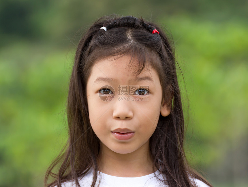 亚洲少女的肖像志愿者黑发女性森林热带女孩绿色青少年微笑叶子图片