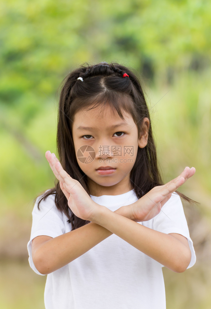 亚洲少女的肖像叶子青年森林快乐黑发公园青少年女士女孩树干图片