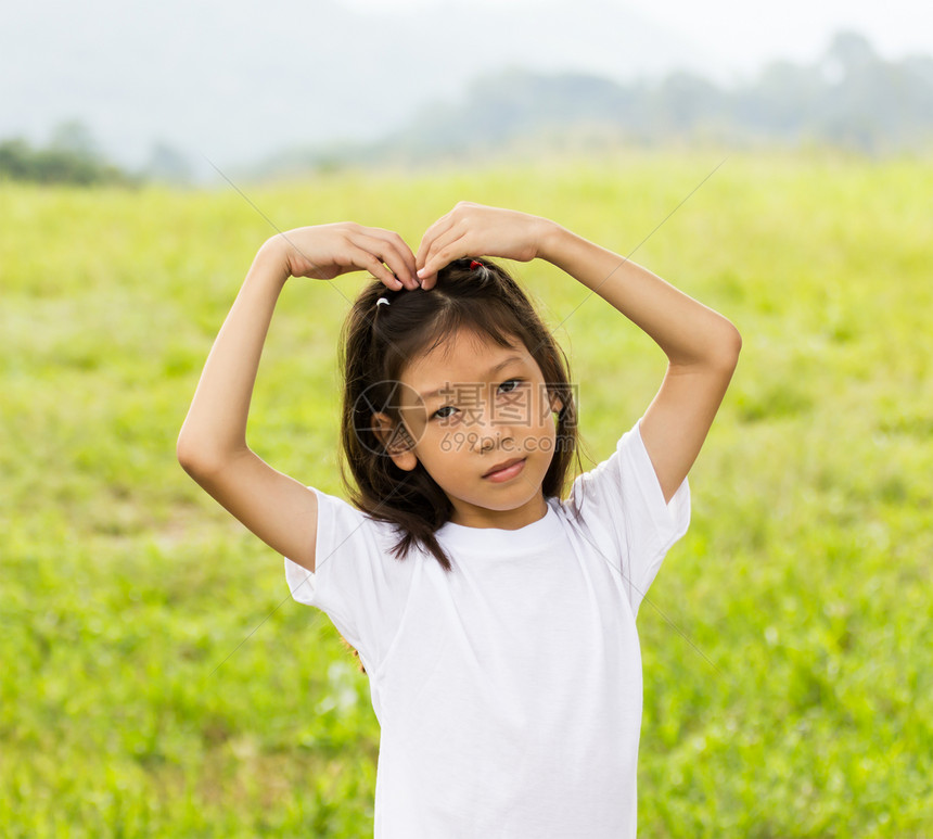 亚洲少女的肖像黑发绿色公园青年乐趣森林女性化热带微笑快乐图片
