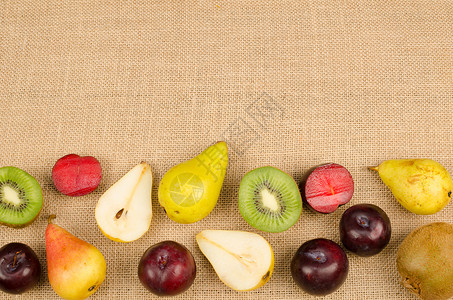 水果背景桌子乡村静物奇异果营养水平李子食物模板高视角背景图片