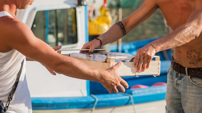 渔民渔船工作人员鲣鱼渔网全体港口海鲜疲劳市场图片