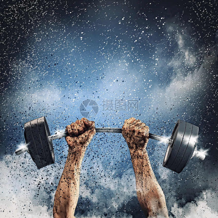 人举手举手巴铃挑战健美肌肉举重冠军运动运动员重量成人训练图片