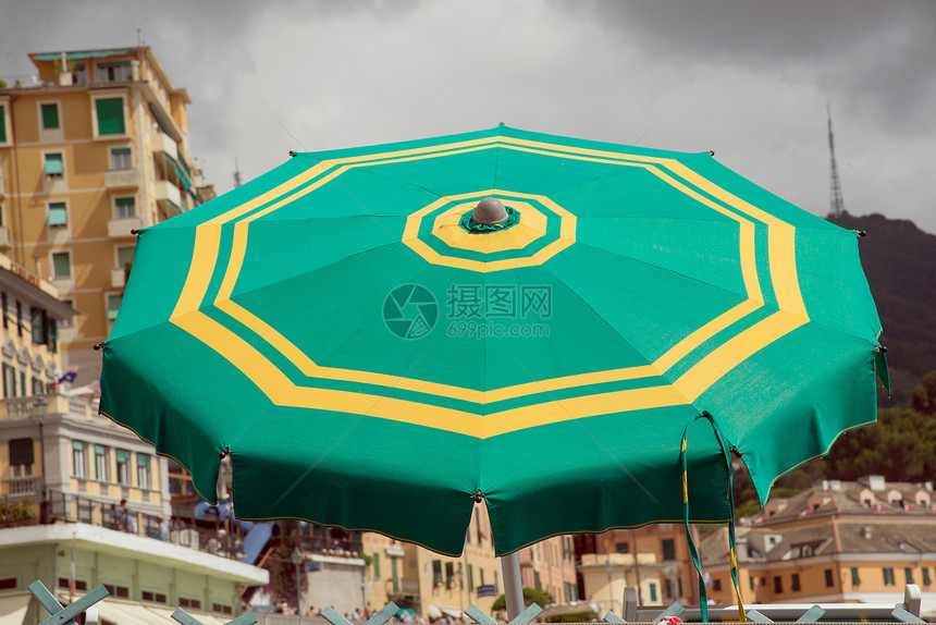 海滩雨伞游泳池太阳旅行接缝机构黄色充气床水线假期织物图片