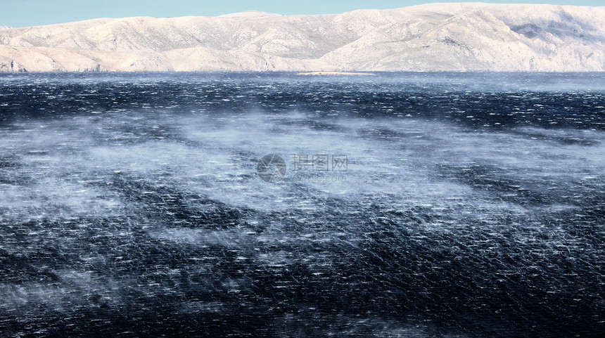 狂浪笼罩着大海愤怒蓝色爬坡天气雷雨风暴阳光海浪戏剧性危险图片