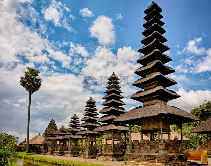 印度尼西亚巴厘Taman Ayun皇家寺庙地标宝塔花朵宗教崇拜国家热带天空花园建筑学图片