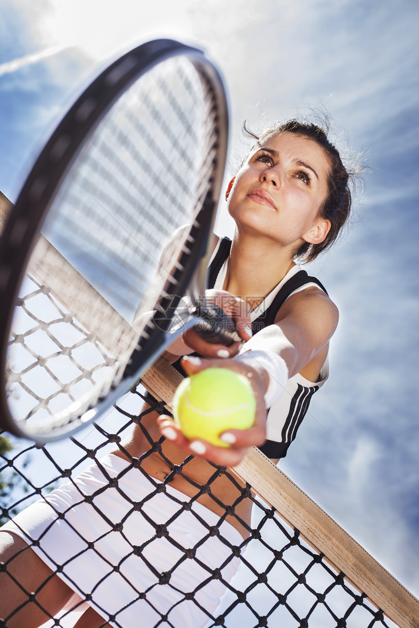 美丽的年轻女孩坐在网球网上网球场竞争竞赛橙子运动白色天空女人青少年比赛图片