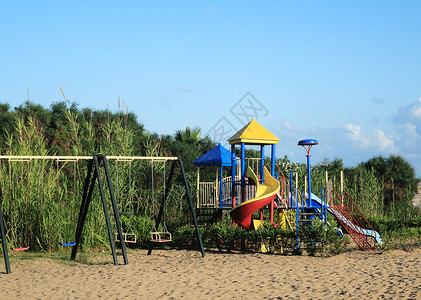 儿童在度假村的游乐场游戏童年喜悦太阳景点梯子娱乐海滩季节背景图片