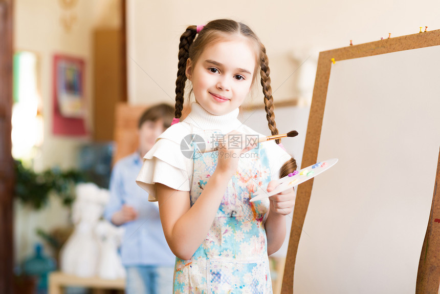 抽取课程创造力团体画家帮助学习艺术刷子育儿讲师男生图片