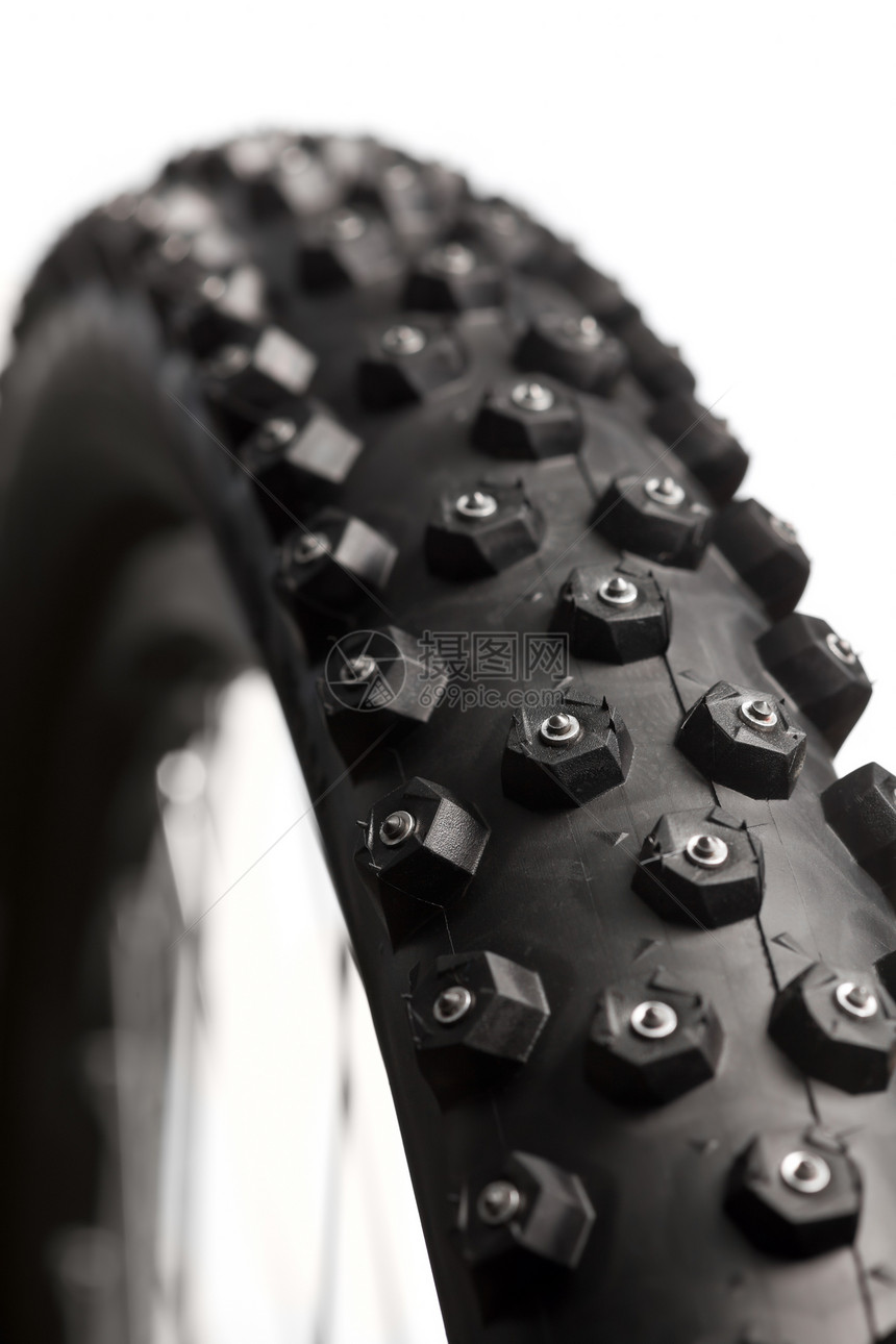 带冬季轮胎的自行车车轮牵引力山地车灰色运输运动黑色橡皮空闲卡车越野图片