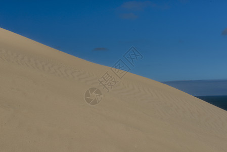 沙丘和蓝天天空线条晴天棕色海滩蓝色热带侵蚀海浪沙漠高清图片