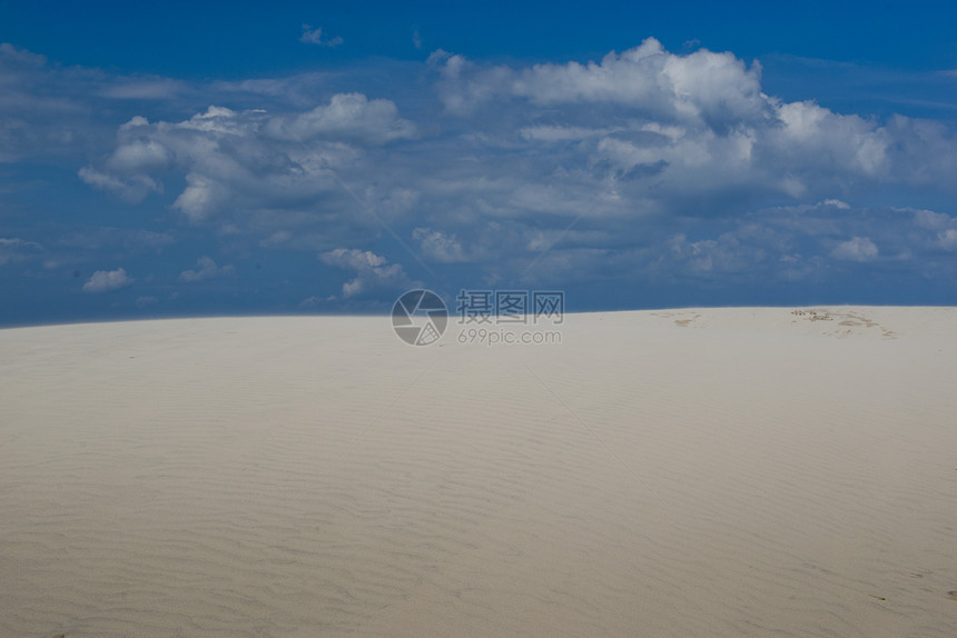 沙丘和蓝天蓝色晴天沙漠海滩海浪侵蚀棕色线条热带天空图片