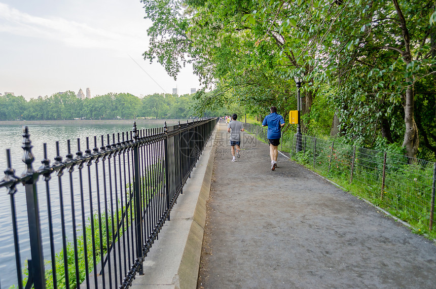 在纽约中央公园慢跑绿色慢跑者锻炼踪迹城市闲暇赛跑者训练栅栏途径图片