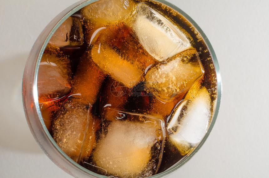 冰上可口可乐玻璃高视角饮料冷藏冰块水平汽水图片