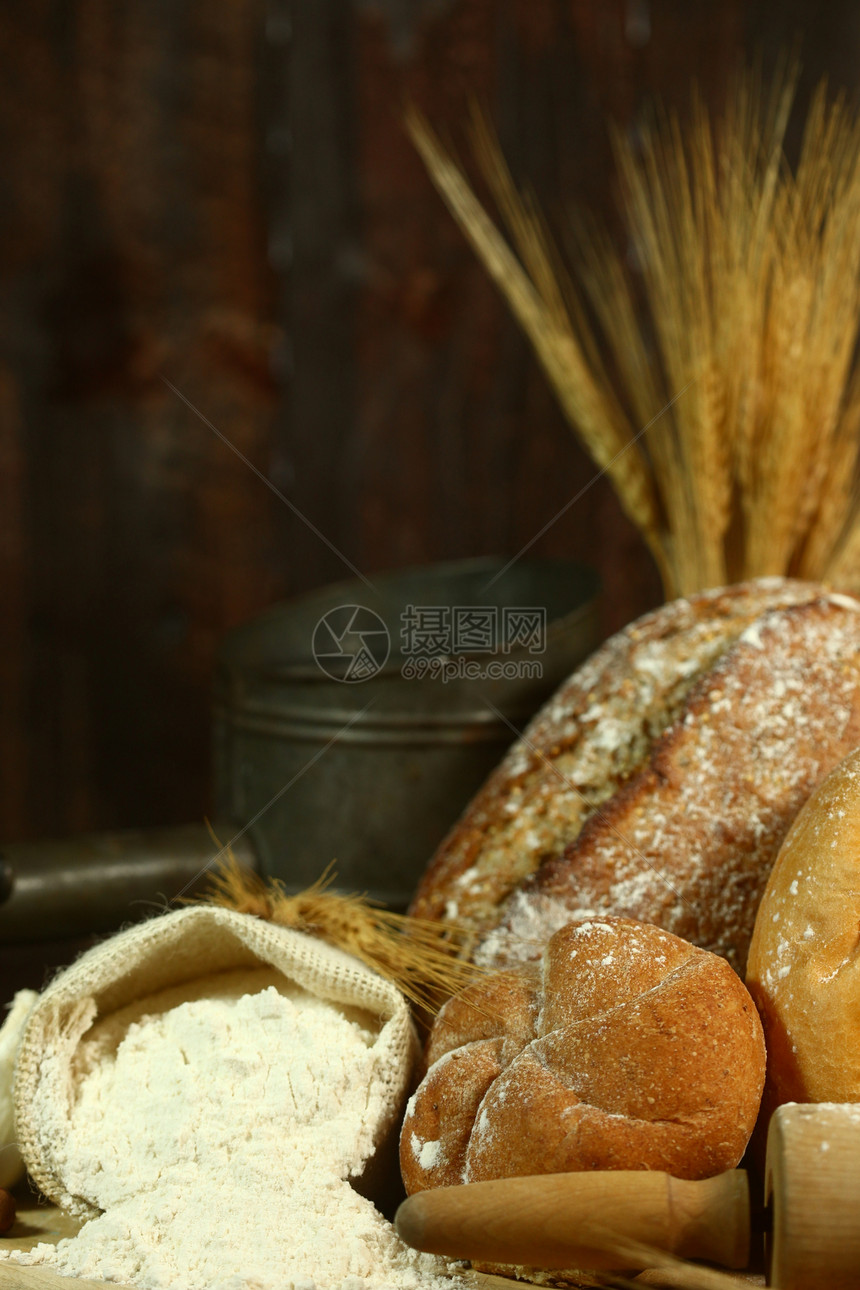 烤新鲜烤面包作品馒头小麦炊具烤面包机烘烤食物燕麦烹饪圆形图片