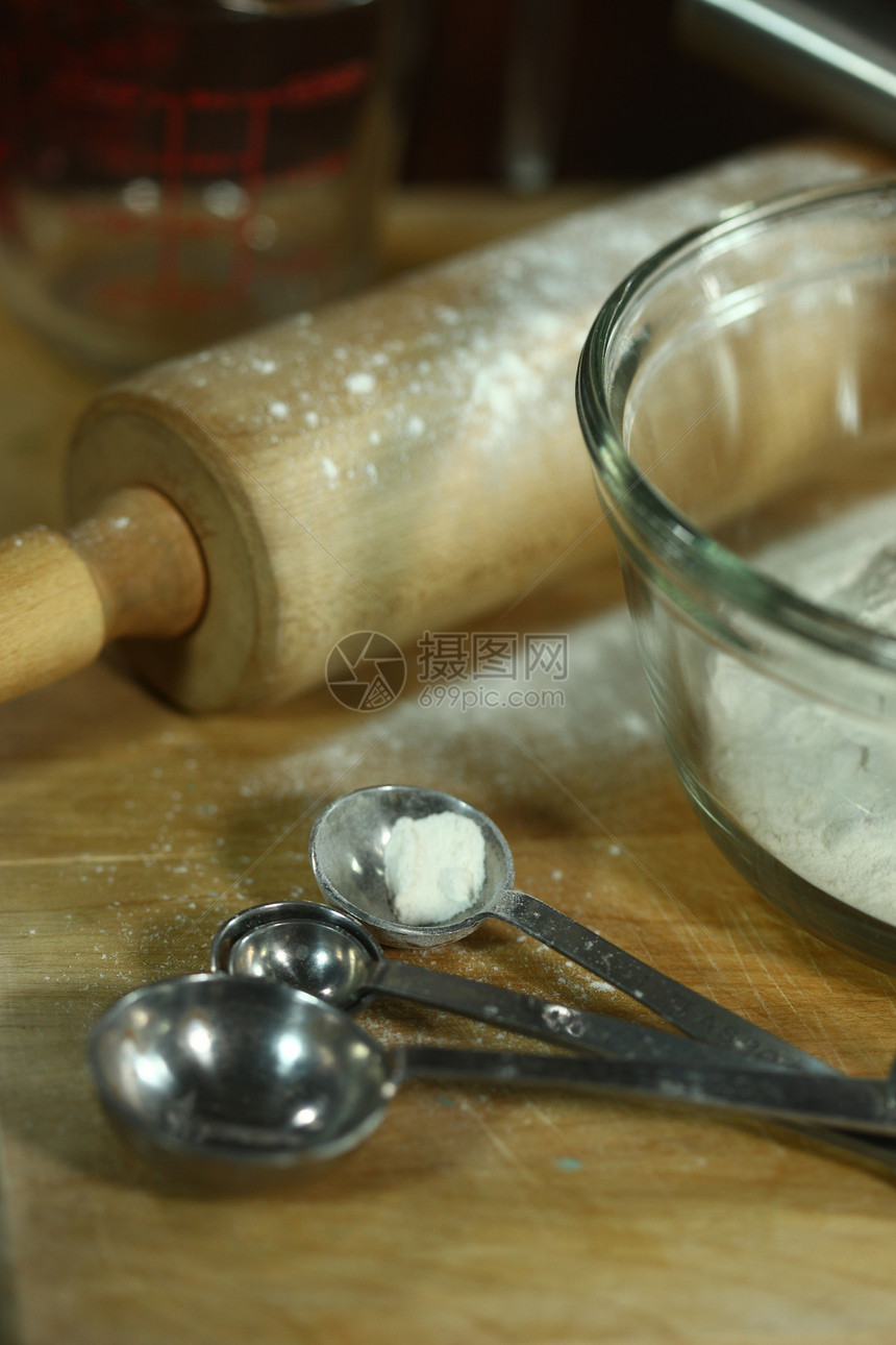 木本背景上的面包烤插件食物擀面杖混合器砧板厨师量杯烹饪面粉玻璃量匙图片