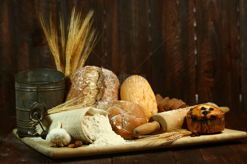 烤新鲜烤面包燕麦谷物作品团体圆形烤面包机馒头烘烤乡村木头图片
