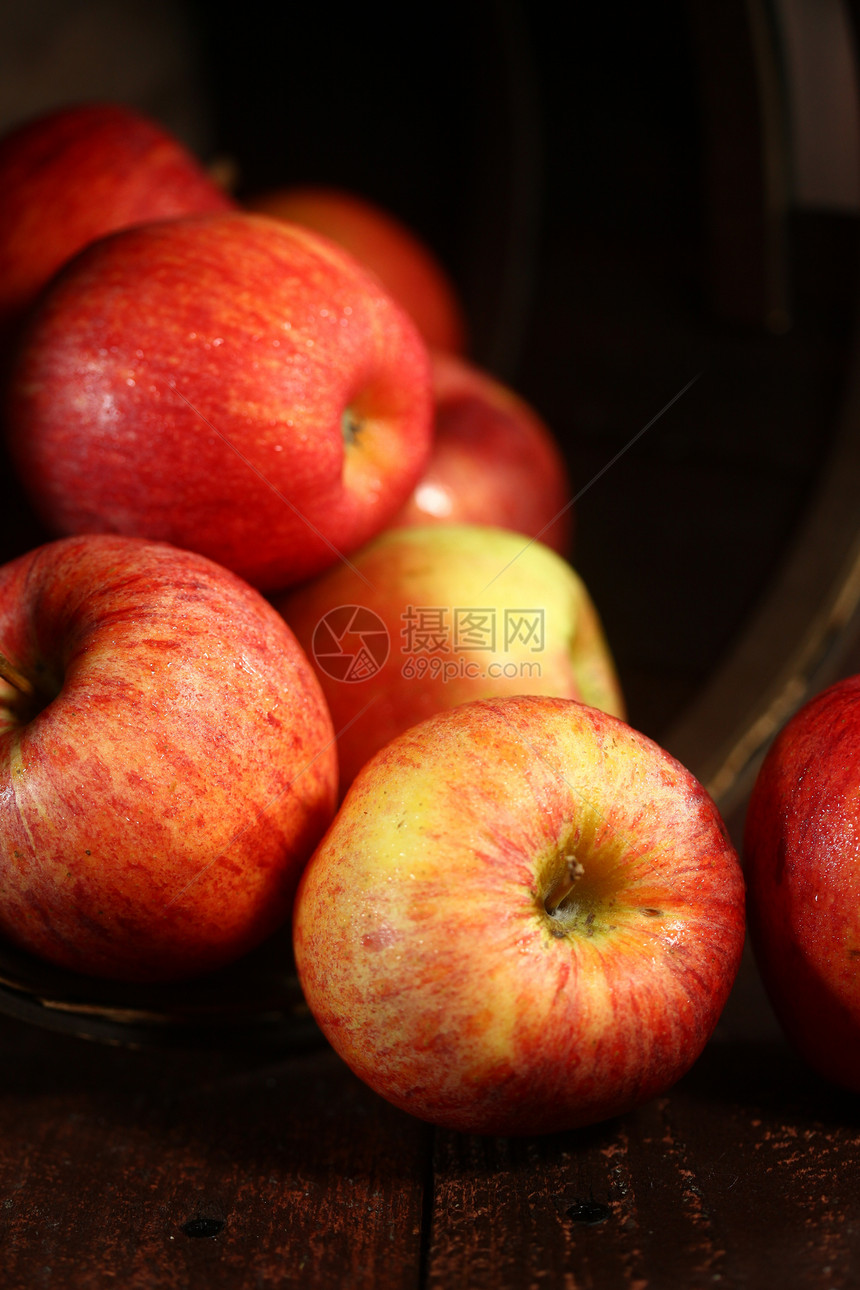 森林阵林背景上的红苹果红色食物健康水果苦恼图片