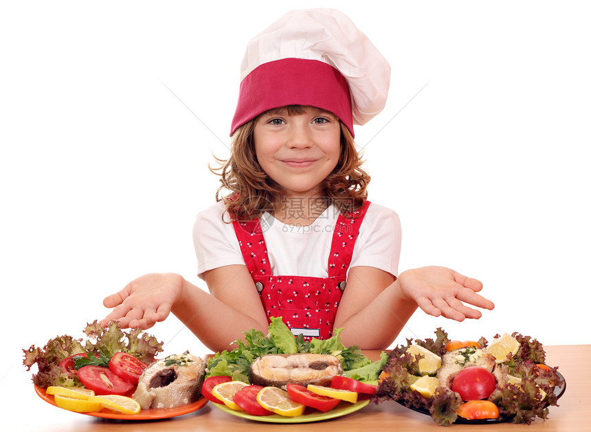 快乐的小女孩用鲑鱼海鲜做饭炙烤烹饪乐趣柠檬美食食物沙拉帽子微笑蔬菜图片